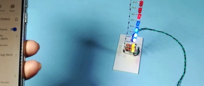 LED indikátor úrovne napájaný priamo z reproduktora