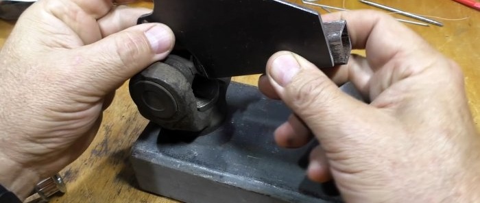 Comment fabriquer une mini machine de découpe basse tension à partir d'une croix à cardan