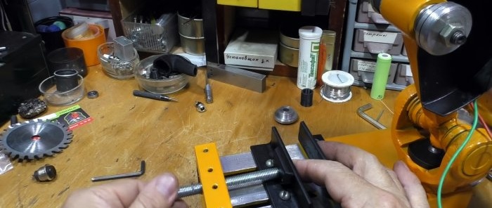 How to make a low-voltage mini cutting machine from a cardan cross