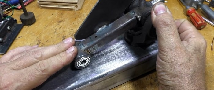 Hur man gör en lågspännings miniskärmaskin från ett kardankors