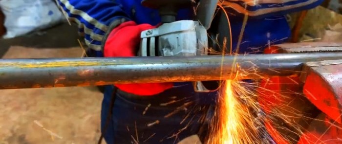 Soporte para partir leña con un martillo de una rueda de coche vieja