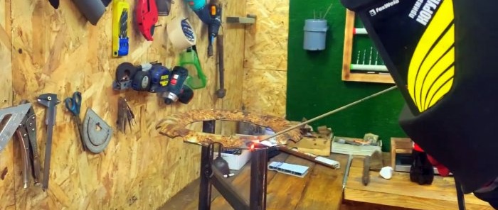 Standaard voor het splijten van brandhout met een hamer van een oud autowiel
