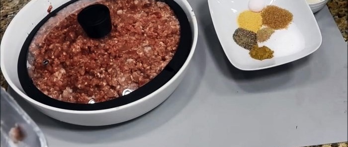 Σπιτικό λουκάνικο Κρακοβίας στο φούρνο. Γεύση από τη σοβιετική παιδική ηλικία