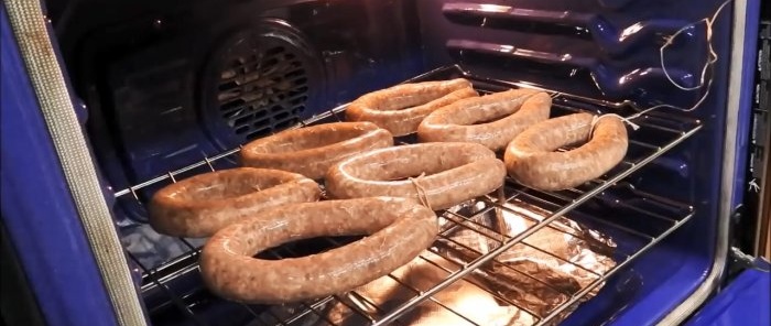 Salsiccia di Cracovia fatta in casa al forno. Gusto dell'infanzia sovietica