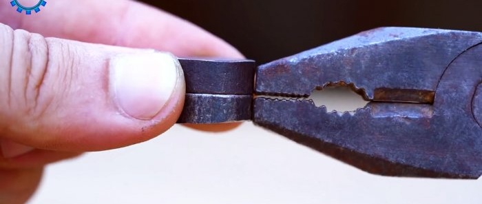 Ręczny dziurkacz do cyny wykonany z połamanych szczypiec