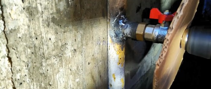 2 mga paraan upang i-cut sa isang pipe sa ilalim ng presyon na may at walang hinang