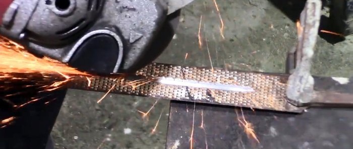 Hvordan lage et tredreieverktøy av en gammel rasp