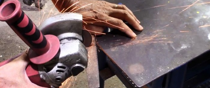 Hvordan lage et tredreieverktøy av en gammel rasp