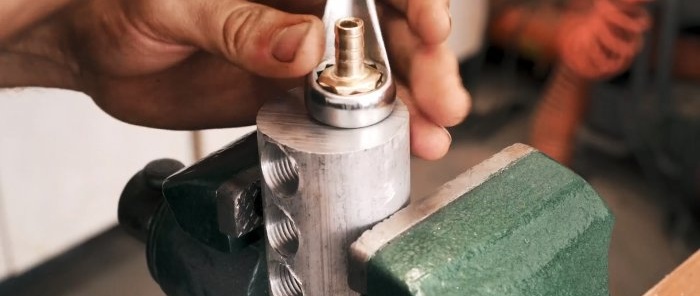 Hur man gör en mottagare för en airbrush-kompressor från aerosolburkar