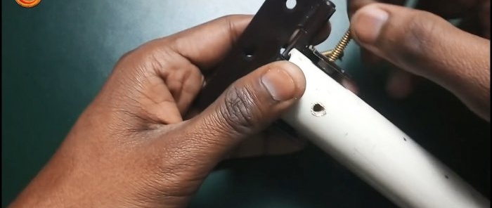 Hur man gör en hopfällbar torktumlare från PVC-rör