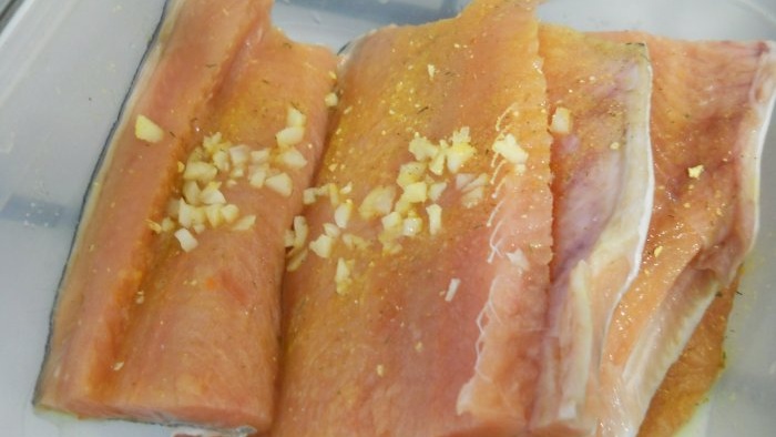 Resipi hebat untuk salmon merah jambu yang dibakar