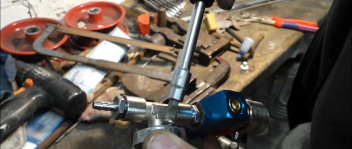 Assemblaggio di un mini compressore con un ricevitore da un estintore