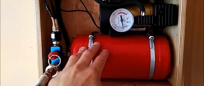 Een minicompressor assembleren met een ontvanger van een brandblusser