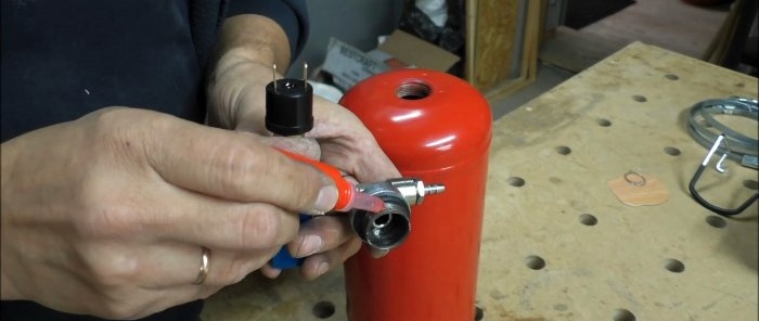 Een minicompressor assembleren met een ontvanger van een brandblusser