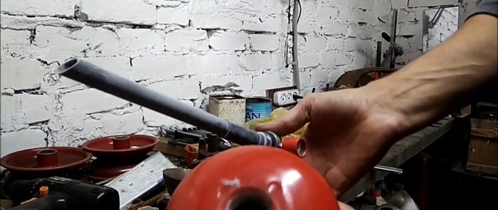 Memasang pemampat mini dengan penerima dari alat pemadam api