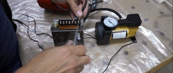 Assemblage d'un mini compresseur avec un récepteur d'extincteur