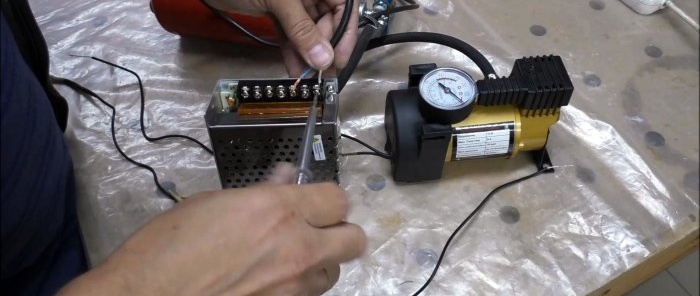 Assemblaggio di un mini compressore con un ricevitore da un estintore