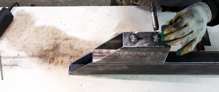 Come realizzare una sagoma per tagliare rapidamente un tubo profilato con angoli di 45 e 90 gradi