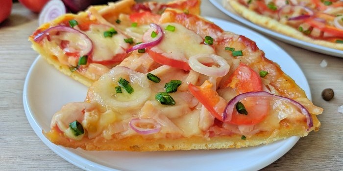Bir tavada mayasız hızlı pizza