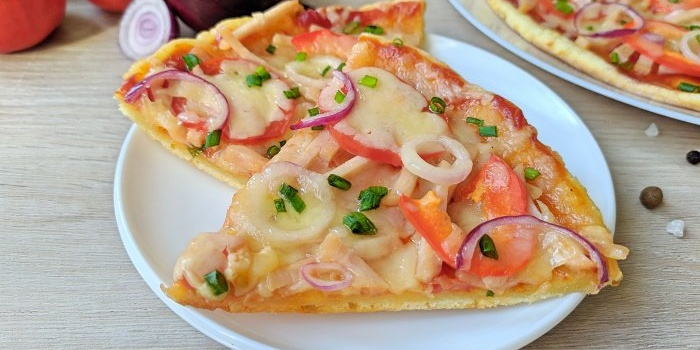 Snelle pizza zonder gist in een koekenpan