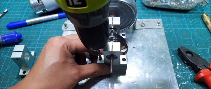 Hvordan lage en kraftig pumpe med to motorer fra bokser