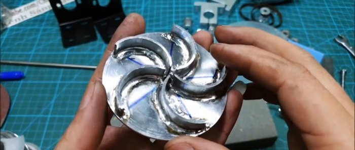 Cara membuat pam berkuasa dengan dua motor daripada tin