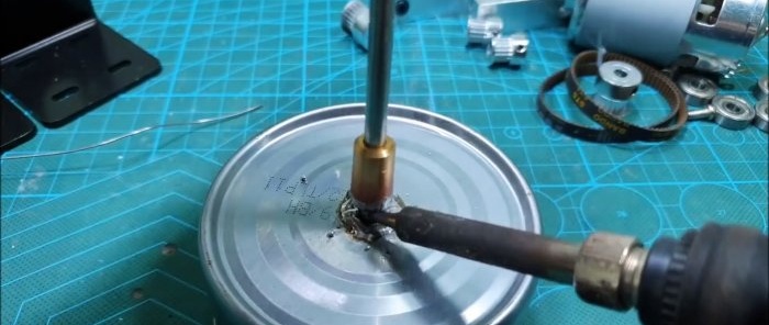 Cara membuat pam berkuasa dengan dua motor daripada tin