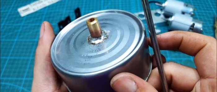 Comment fabriquer une pompe puissante avec deux moteurs à partir de canettes