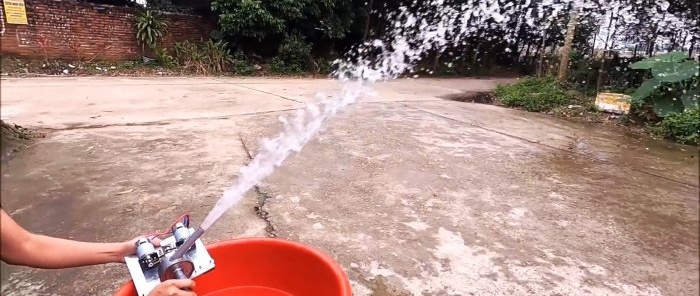 Cómo hacer una potente bomba con dos motores a partir de latas.