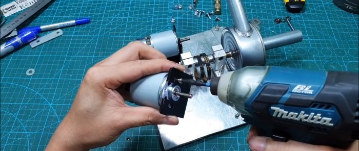 Cách chế tạo một chiếc máy bơm mạnh mẽ với hai động cơ từ lon