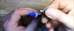 Hvordan reparere en fjernkontroll 100 % med blyant og lim