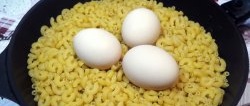 3 eieren, pasta en 10 minuten voor een stevig diner