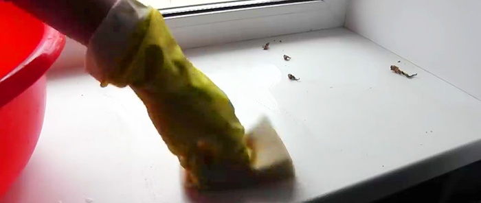 Kako oprati i izbijeliti plastičnu prozorsku dasku od mrlja
