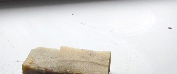 Hvordan vaske og bleke en plastvinduskarm fra eventuelle flekker
