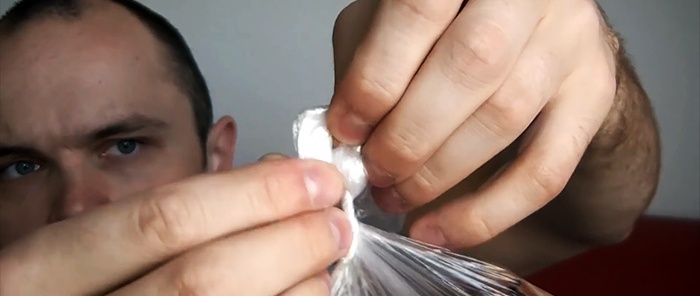 Slik løser du raskt og enkelt en knute på en plastpose