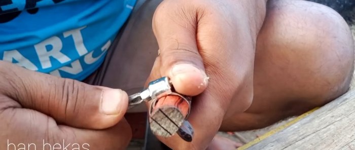 Isang penny tool para sa pagputol ng pagtapak sa mga gulong ng kotse