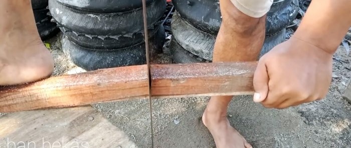 Una eina de cèntim per tallar la banda de rodament dels pneumàtics del cotxe