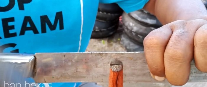 Una herramienta de un centavo para cortar la banda de rodamiento de neumáticos de automóviles