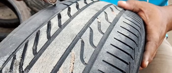Una eina de cèntim per tallar la banda de rodament dels pneumàtics del cotxe