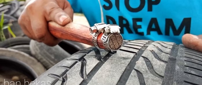 Una herramienta de un centavo para cortar la banda de rodamiento de neumáticos de automóviles