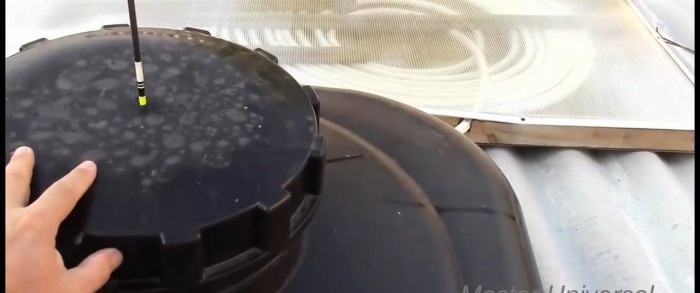 Kā izveidot pludiņu, lai kontrolētu ūdens līmeni traukā no attāluma