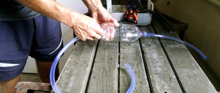 Jak vypustit benzín bez spolknutí žárovky z PET lahve na hadici