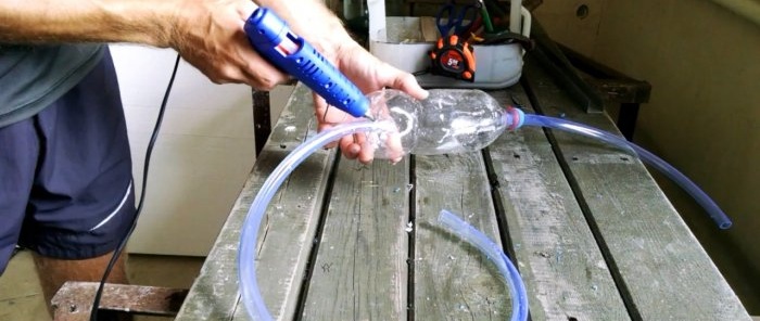 Jak spuścić benzynę bez połknięcia żarówki z butelki PET na wąż