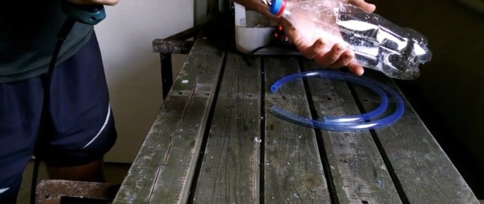 Cómo drenar gasolina sin tragar una pera de una botella de PET en una manguera