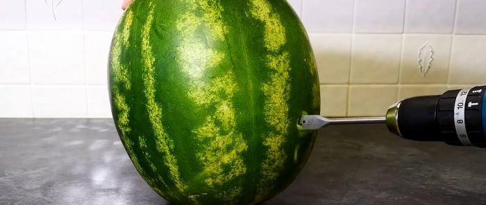 Isang nakakapreskong watermelon cocktail para sa buong pamilya