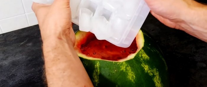 Isang nakakapreskong watermelon cocktail para sa buong pamilya