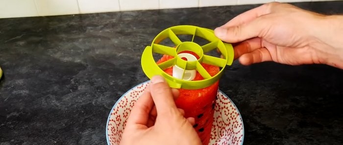 Isang nakakapreskong watermelon cocktail para sa buong pamilya