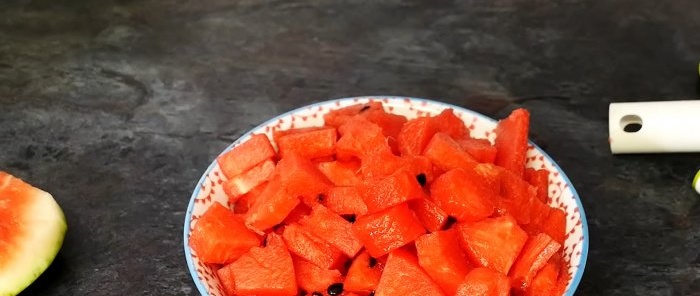 Isang nakakapreskong watermelon cocktail para sa buong pamilya