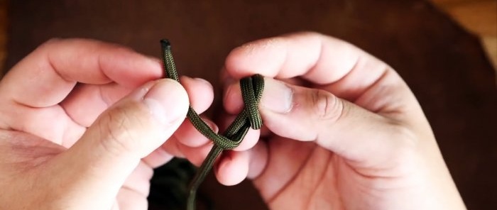 Comment attacher une corde de paracorde à un sac à dos pour qu'elle se dénoue en une seconde