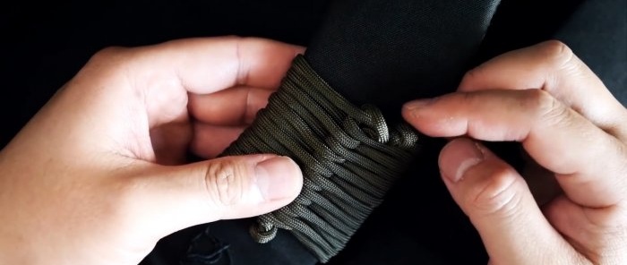 Hvordan knytte en paracord-snor til en ryggsekk slik at den løsner på et sekund